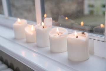 Fototapeta na wymiar brennende Kerzen am Fenster