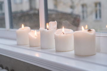 Obraz na płótnie Canvas brennende Kerzen am Fenster