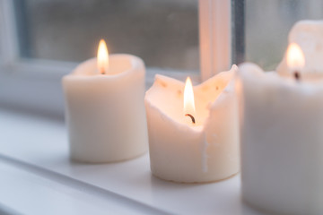 Fototapeta na wymiar brennende Kerzen am Fenster