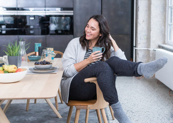 Junge Frau lacht in ihrem Loft
