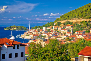 Obraz premium Idyllic coastal town of Vis waterfront view