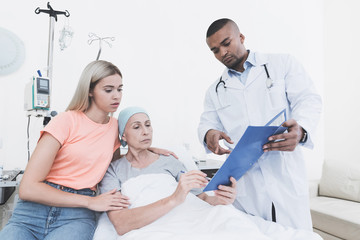 Obraz premium A woman came to see her mother, who had cancer. The doctor keeps her medical history.