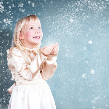 kleines Mädchen mit vielen Schneeflocken