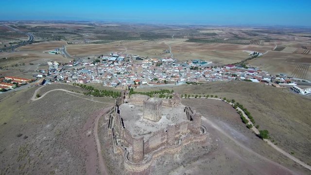 Almonacid de Toledo ( Castilla La Mancha, España) desde el aire. Video aereo con drone