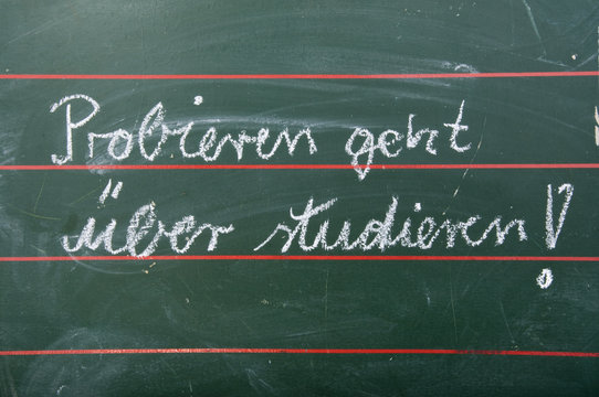 Probieren geht &uuml;ber studieren - Symbolfoto neugier