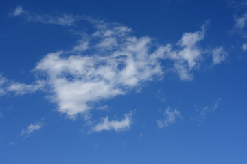 青空と雲と飛行機「空想・雲のモンスター（現れはじめた顔のイメージ）」（顔を見せる、面が割れる、顔出しNG、顔出し禁止、気持ちを表す、気持ち、顔に出る、もやもやした気分、うやむやな、不可解ななどのイメージ）