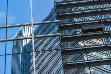 Obraz premium Reflection of architecture on modern office building