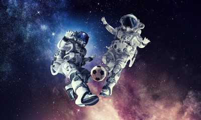 Obraz na płótnie Canvas Astronaut play soccer game
