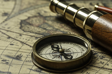 Retro compass with old map and spyglass - obrazy, fototapety, plakaty