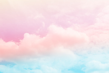 miękka chmura i niebo z pastelowych kolorów gradientu na tle tła - 181428964