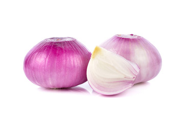 Obraz na płótnie Canvas red onions isolated on white background
