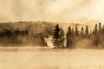 Lac des deux rivières parc national algonquin ontario canada coucher de soleil lever de soleil avec fond d& 39 atmosphère mystique brumeux