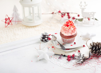 Obraz na płótnie Canvas Cupcake with white and red cream