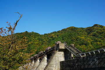 Fototapeta na wymiar 日本のカッコいいダム　神通川　神通第2ダムの放流　富山県富山市