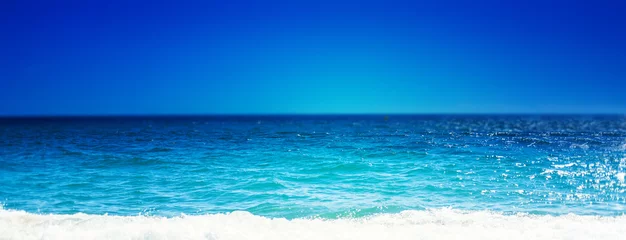 Crédence de cuisine en verre imprimé Plage tropicale Plage de la mer et vague douce de l& 39 océan bleu. Journée d& 39 été et fond de plage de sable, nature de la beauté.