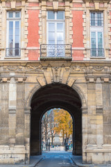 Obraz premium Paris, place des Vosges, beautiful entry porch, magnificent touristic place 