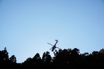 Fototapeta na wymiar 山へ向かうヘリコプター