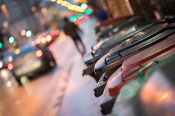 Abfalltonnen am Straßenrand, Abend und unscharfe Autos/Stau