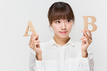 AとBを比較する女性