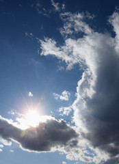 Fototapeta na wymiar 雲から顔を出した眩しく輝く太陽「雲の風景」（明日のためにできること、健やかに育つ、命の輝き、生命を守る、喜びも悲しみも、人生を照らす希望の光などイメージ）・雲などに文字入れスペース