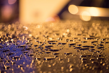 Tropfen auf Autodach