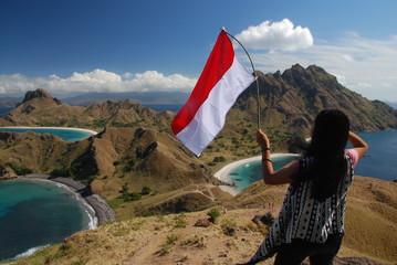 Femme sur île de Padar, Indonésie