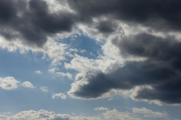 Obraz premium 青空と雲「空想・雲のモンスターたち（手前に灰色のモンスター、奥に白い雲のモンスター＝明暗を連想）」（苦労の先にひらける未来、明暗を分ける、苦あれば楽ありなどのイメージ）・雲などに文字入れスペース