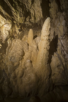 Steinformationen in den Tropfsteinh&ouml;hle von Vallorbe, Waadt, Schweiz