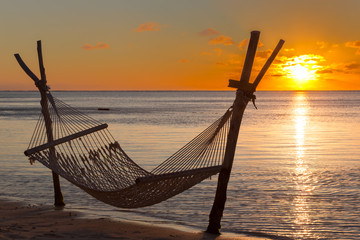 Hangmat op het strand voor zonsondergang in Le Morne, Mauritius, Afrika.