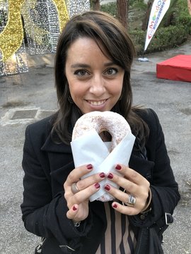 Ragazza mangia la graffa