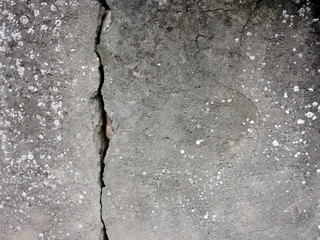 Betonwand mit tiefem Riss