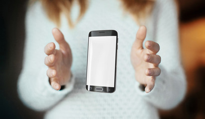 Smartphone tra le mani, chiamata, connessione