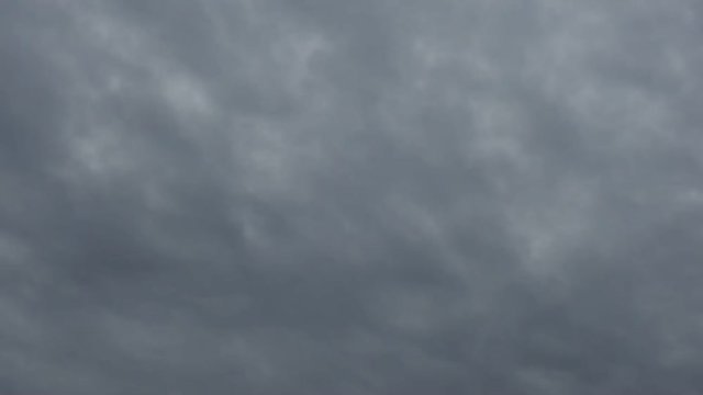 曇り空、灰色の雲に一面覆われています。少しだけ太陽の光。