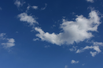 青空と雲「空想・雲のモンスター【口から何か（子供など）を吐き出すモンスターなどのイメージ）」（安全を確認して子供を吐き出す、何かを吐き出す、何かを吹きかける、安全確認、子育て中などのイメージ）