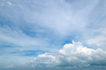 Obraz premium light clouds in the blue sky