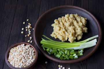 pea porridge, peas and onions in a clay pot on a wooden table