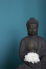 Buddhastatue vor blauem Grund - 181465753