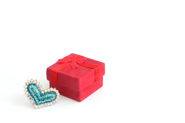 Naklejka premium Ring in the form of heart with jewels in a gift box. Happy Valentine's Day. Valuable Jewellery. Isolated with plenty of room for your text.