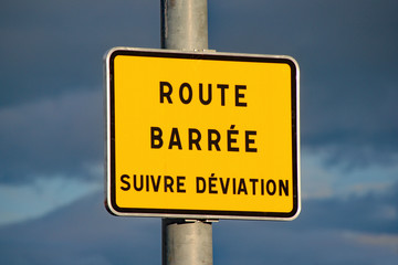 Route barrée suivre déviation
