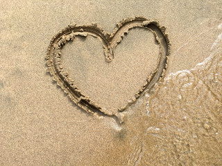 Gezeichnetes Herz am Strand