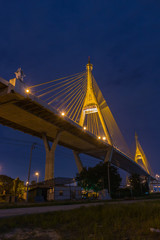 Obraz premium Bhumibol Rama 1 Bridge : 夜景・橋・ラマ一世・バンコク