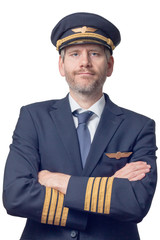 Pilot in Kapitän Uniform mit 4 goldenen Streifen und Mütze verschränkt die Arme