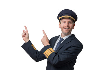 Kapitän in Piloten Uniform mit 4 goldenen Streifen deutet in die Luft