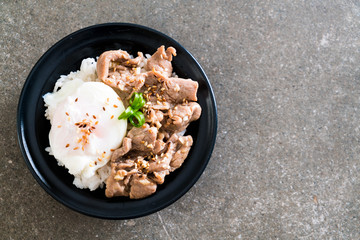 stir-fried pork with garlic on topped rice with egg