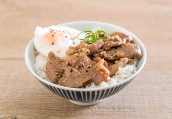 stir-fried pork with garlic on topped rice with egg