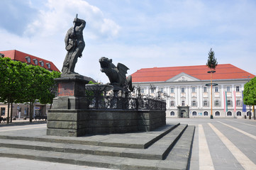 Fototapeta na wymiar Neuer Platz mit Lindwurmbrunnen und Neuem Rathaus in Klagenfurt, Österreich