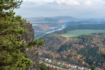 Fototapeta na wymiar Bilick vom Lilienstein im Elbsandsteingebirge auf die Elbe bei Königsstein und Bad Schandau im Freistaat Sachsen Osterzgebirge