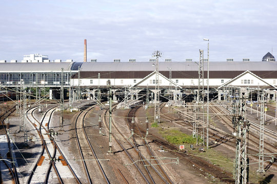 Schienennetz / Viele nebeneinanderliegende Gleise eines Schienennetzwerkes führen in den Bahnhof Darmstadt.