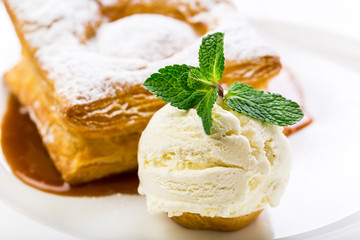 vanilla ice-cream and strudel apples