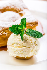 vanilla ice-cream and strudel apples